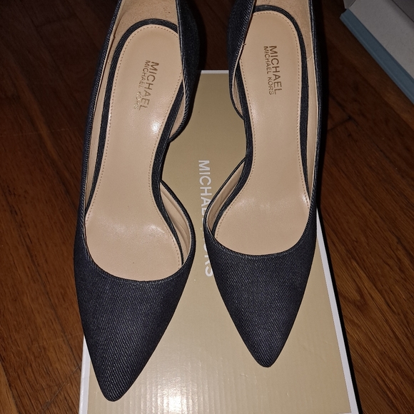 Worn one time for an hour. Michael Kors - Picture 3 of 4